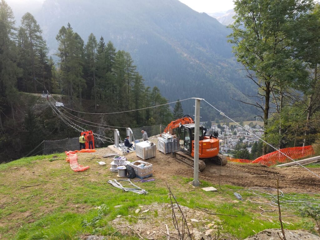 Posizionate le funi per il ponte tibetano di Fraciscio